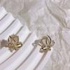 Pendientes de plata de ley con forma de mariposa y piedra de ojo de gato, elegantes y lujosos, con un toque dorado y un diseño de nicho pequeño y exquisito.