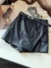 Elegantes y asimétricos shorts de piel sintética de PU de dos piezas para mujer, nueva colección otoño 2026, de cintura alta, versátiles y favorecedores, tipo falda-pantalón de línea A.