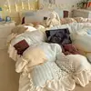Juego de ropa de cama de cuatro piezas de grado A, seguro para bebés, con estampado floral pequeño, de terciopelo de leche, engrosado para invierno, estilo coreano con borde de encaje, un cálido juego de tres piezas para niñas jóvenes