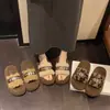 Zapatillas de Algodón Cálidas de Celebridad de Internet de una Sola Tira con Suela Gruesa Cómodas de Lana de Cordero para Otoño e Invierno Nuevas Zapatillas de Piel Abiertas para Mujer para Uso en Exteriores