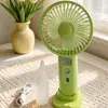 Ventilador de mano nuevo, simple y elegante, con rociador hidratante y tres velocidades de viento, que cuenta con una base de carga directa para teléfono, perfecto como ventilador de escritorio y como regalo