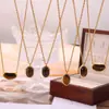Colar com pingente de design retrô francês simples e personalizado estilo Maillard com pedra olho de tigre incrustada, aço titânio banhado a ouro