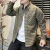 Camisa de mezclilla a cuadros de otoño con cuello de solapa, una chaqueta casual nueva y versátil