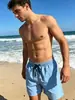 2026 Nuevo Estilo Europeo y Americano Secado Rápido Pantalones de Playa para Hombre Color Sólido Alta Elasticidad Bañadores Casuales Pantalones Cortos Deportivos de Verano para Hombre