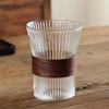 Copo de Café Isolado com Anel de Madeira, Copo de Vidro com Padrão Vertical Atacado, Copo de Água Removível de Vidro Transparente Americano com Anel de Madeira