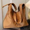 Bolsa feminina grande de couro fosco retrô, nova bolsa de ombro única para mãe e filha outono/inverno 2026, bolsa tote texturizada para trabalho e deslocamento
