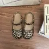 Sapatos Perfurados Estilo Ballet Modernos 2026 Primavera Novos Slip-On Vazados Estampa de Leopardo Planos Antiderrapantes Sandálias Fechadas