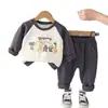 Conjunto de Roupa para Meninos para Primavera e Outono 2026 Nova Moda Bebê Outono Moletom Cartoon Manga Longa Conjunto de Duas Peças Atacado