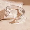 Pulsera Abierta Geométricamente Plegada Texturizada Retorcida de Acrílico Brillante Europea y Americana, Joyería de Nicho Única y de Alta Gama