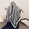 Pañuelo pequeño cuadrado de algodón y lino con estampado paisley en blanco y negro para mujer, adecuado para primavera, otoño e invierno, pañuelo para el cuello