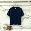 Camiseta gris de manga corta para hombre con logo tridimensional en relieve color plata, corte holgado, cuello redondo, transpirable, transfronteriza, ropa simple y moderna para hombre