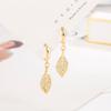Moda Trendy Hoja Dorada Hebilla de Oreja Diseño de Temperamento Femenino Sentido Micro-incrustado Zirconia Aretes de Hoja Hoja de Jade Dorada Aretes