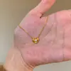 Colar Vintage Coração Dourado Escovado Estilo Coreano e Japonês para Mulheres, Corrente de Clavícula Exquisita Versátil de Luxo Leve de Nicho de Alta Qualidade