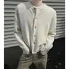 Suéter cárdigan de cuello redondo blanco cremoso para hombre, estilo perezoso de invierno tipo Chanel, chaqueta corta estilo americano de corte limpio