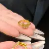 Anillo mariposa con diseño de moda ins punto oro arena diamante cepillado anillo para dedo de moda de lujo ligero lindo sensación de alta gama diseño