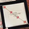 Nueva Moda Lujo Ligero Nicho Sensación de Alta Gama Chapado en 18k Pulsera de Trébol de Cuatro Hojas Rojo de la Suerte Joyería de Mano Versátil En Stock Venta al por Mayor