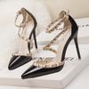 859-3 Europeos y Americanos Simples Sexy Club Nocturno Tacones Altos Boca Baja Puntiagudos Remache Hueco Sandalias de Zapato