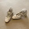 Zapatos planos versátiles de piel de oveja estilo francés con remaches, para mujer, puntera fina, zapatos Mary Jane retro de cuero genuino con una sola correa