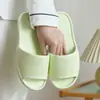 Chinelos dobráveis populares para mulheres para uso em casa, viagens e estadias em hotéis; leve e confortável para o banho; também disponível para homens