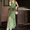 Regata verde estilo chinês Zen para mulheres com decote V e barra franzida combinada com um vestido de renda de malha irregular