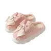 Zapatos de algodón suela gruesa pantuflas antideslizantes pantuflas de algodón cálidos para uso en casa hombres invierno lazo zapatos posparto pantuflas de algodón mujeres venta al por mayor