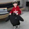 Chaqueta de béisbol acolchada para niños con forro polar Ropa de invierno 2026 Nueva sudadera con capucha elegante de invierno para bebé Conjunto de tres piezas