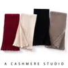 Sencillo y versátil, este bufanda tejida 100% cachemira pura está diseñado tanto para hombres como para mujeres.. Es un accesorio cálido, elegante y fácil de combinar para mantenerte abrigado en el clima frío.