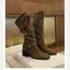 Botas de caballero nuevas para otoño e invierno con tacón grueso retro, versión coreana 2026, botas largas plisadas que aumentan la altura, adelgazantes para personas menudas