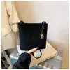 Bolsa de veludo fosco 2026 novo modelo saco de balde, bolsa de ombro vintage de alta qualidade, bolsa pequena transversal versátil da moda para o dia a dia