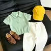 Estilo Coreano Camisa de Punto para Niños Verano 2026 Nueva Verde Bordado Hueco Cuello Polo Manga Corta Pantalones Casuales para Niños Modernos