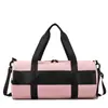 Bolsa de ginástica estilosa com compartimentos separados para itens molhados e secos, apresentando um exterior semelhante a couro, grande capacidade e adequada para homens e mulheres, tornando-a uma bolsa de viagem fashion para passeios.