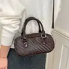 Bolso de textura tejida para mujer 2026 nuevo estilo moderno de verano tacto de alta gama bolso de mano tipo bola de boliche bolso cruzado de un solo hombro para el trabajo