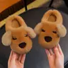Nueva colección de invierno de pantuflas de algodón para niños, disponibles tanto para niños como para niñas, con forro de felpa engrosado para abrigar, y un diseño a juego para padres e hijos para usar en casa.. Disponible para envío directo