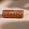 Tesoro de Rosa Roja Cilíndrico Doble Agujero Texto Grabado Dos Piezas Accesorio de Nariz de Cerdo Pulsera de Mano Portátil Colgante Artículo Coleccionable