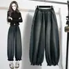 Foto real de pantalones vaqueros anchos de color liso de nuevo estilo otoño para mujer con paneles laterales, pantalones cargo cropped estilo tulipán