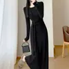 Vestido Longo Novo Estilo Outono e Inverno com Gola Redonda e Laço, Manga Longa para Mulheres, Tecido Escovado, Elástico, Ajustado ao Corpo, Cinto na Cintura, Emagrecimento, Elegante Vestido Longo Evasê