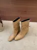 Botas elegantes de bico quadrado na altura da panturrilha para mulheres, coleção outono/inverno 2026, com design interno que aumenta a altura, detalhes estilosos de rebites e fivelas, disponíveis nas cores preto e café