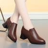 Sapatos para mães primavera 2023 Novos sapatos de couro macio com sola macia Sapatos femininos de meia-idade e idosos Sapatos profundos confortáveis Sapatos femininos de salto grosso