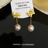 Brincos de Borboleta Elegantes da Moda Versáteis Brincos com Pingente de Pérola de Luxo Leve Francês Brincos Simples de Alto Padrão de Nicho para Mulheres