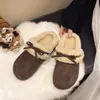 Chinelos de exterior estilo Birkenstock retrô com aumento interno de 5 cm de altura, coleção outono/inverno 2026, forrados com fleece para aquecimento, com um laço e design de bico fechado