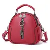2026 Moda Nova Bolsa de Ombro Feminina com Pingente Fofo, Pequena Bolsa de Mão Redonda, Bolsa Transversal de Nicho para Mulheres, Atacado Disponível