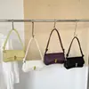 El popular bolso pequeño cuadrado de estilo fresco para mujer de este año es el nuevo modelo de verano 2026, un bolso de hombro de color liso con correa de cierre adecuado para ir al trabajo y usar cruzado