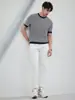 Ropa de Hombre de Alta Calidad Nueva Temporada, Estilo Lujo Ligero Primavera y Otoño, Camiseta Casual Delgada Ajustada de Manga Corta con Cuello Redondo y Bloques de Color de Rayas Finas