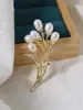 Broche de Calamar Flor de Perla Natural de Alta Gama para Trajes de Banquete para Mujer Abrigos Vestidos Accesorios En Stock Venta al por Mayor