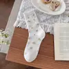 Meias femininas finas de verão no estilo Miu, meias largas inspiradas em balé combinadas com sapatos Mary Jane, meias brancas rendadas florais de cano médio