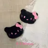 Muñeca de Gato hellokitty de Cuero Negro de Felpa de Dibujos Animados Broche Gatito Bufanda Calcetines Pantuflas Sombrero Colgante de Ropa