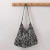 Bolso de lona con estampado floral fresco de Dongdaemun, estilo coreano, para mujer, estilo urbano, combinable, para debajo del brazo, precio unitario, gran capacidad.