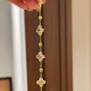 Pulsera de Trébol de Cuatro Hojas Cepillado en Oro con Incrustaciones de Diamantes de Segunda Mano, Diseño de Lujo Ligero de Gama Alta, Joyería de Mano Exquisita y de Alto Valor
