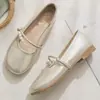Sapatos de fada sapatos de salto baixo femininos 2026 outono novo estilo fundo plano versátil com saia sapatos de festa slip-on sapatos de dirigir