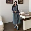 Novas roupas de maternidade para outono e inverno: um vestido colete de bolinhas para usar por cima, combinado com um conjunto de duas peças com detalhes em renda e design de amarrar para cobrir e dar suporte à barriga